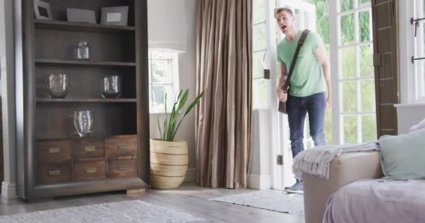 Vista Lateral Hombre Caucásico Paseando Apartamento Con Sus Hijos Corriendo — Vídeo de stock