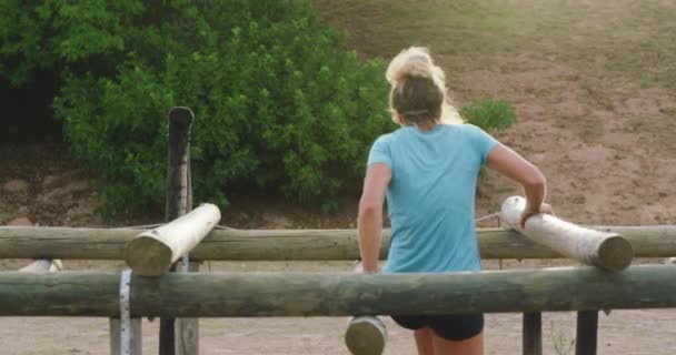 Vue Latérale Une Femme Caucasienne Appréciant Exercice Camp Entraînement Grimpant — Video