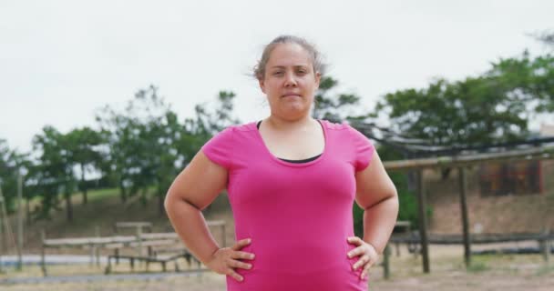一个自信的白人女人站在新兵训练营 双手托着臀部 身穿粉色T恤 慢动作的画像 — 图库视频影像