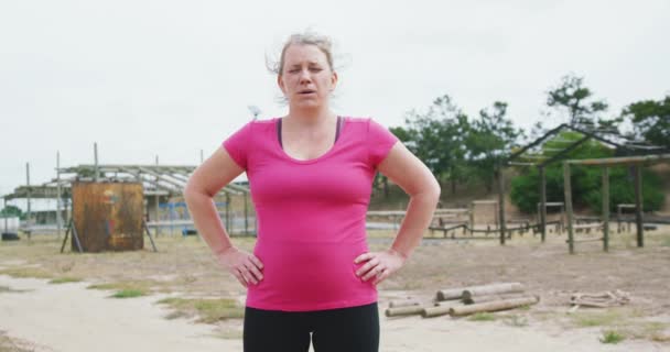 Portret Van Een Blanke Vrouw Het Trainingskamp Kijkend Naar Camera — Stockvideo