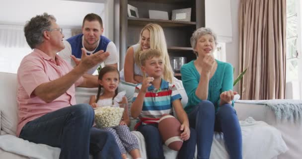 Sidovy Närbild Flergenerationens Kaukasiska Familj Njuter Sin Tid Lägenhet Sitter — Stockvideo