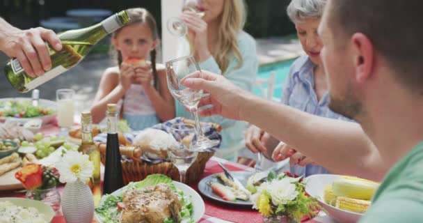 즐거운 시간을 보내고 정원에 그위에 음식이 테이블에 어른에게 와인을 날에는 — 비디오
