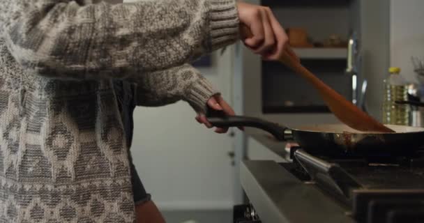 Zijaanzicht Midden Het Koppel Vrouw Die Spatel Gebruikt Keuken Staat — Stockvideo