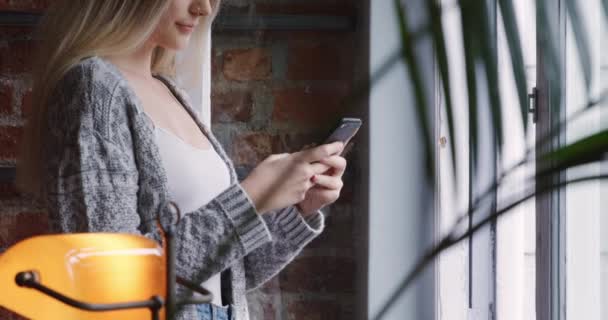 Vista Laterale Attraente Donna Caucasica Con Lunghi Capelli Biondi Godendo — Video Stock