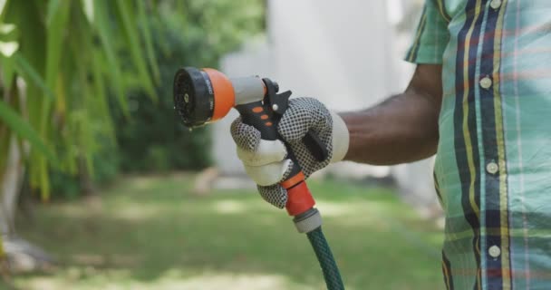 Detalhe Perto Afro Americano Sênior Divertindo Jardim Ligando Desligando Mangueira — Vídeo de Stock