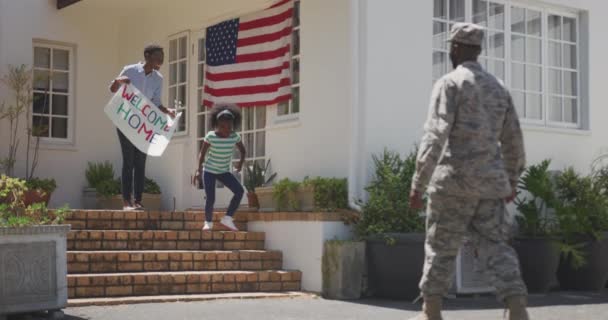 Rückansicht Eines Afroamerikanischen Mannes Der Die Zeit Garten Genießt Mit — Stockvideo