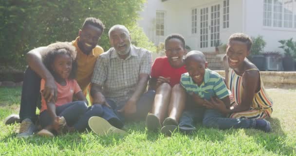 Vista Frontal Una Familia Multiétnica Multigeneracional Pasándola Bien Jardín Sentada — Vídeo de stock