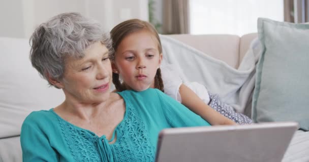 Vooraanzicht Van Een Oudere Blanke Vrouw Die Geniet Van Haar — Stockvideo