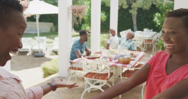 아프리카 미국인 즐거운 시간을 보내는 정원에 포옹하고 껴안는 세대의 가족들 — 비디오