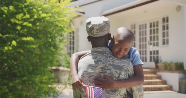 Zadní Pohled Afroameričana Jak Užívá Času Zahradě Rodinou Vojenské Uniformě — Stock video