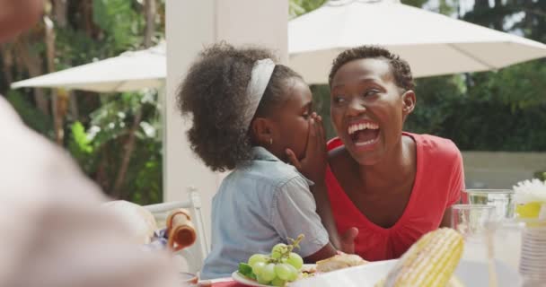 Frontansicht Eines Afroamerikanischen Mädchens Das Eine Gute Zeit Mit Ihrer — Stockvideo