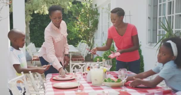 Vista Lateral Una Familia Afroamericana Pasando Buen Rato Jardín Poniendo — Vídeo de stock