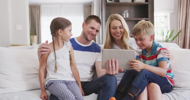 Vista Frontal Uma Família Caucasiana Desfrutando Seu Tempo Apartamento Sentado — Vídeo de Stock