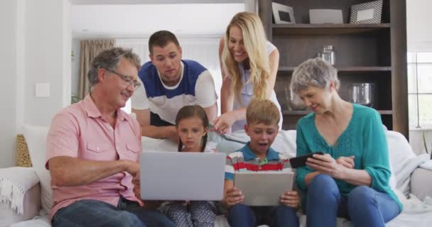 Vista Frontal Del Cierre Una Familia Caucásica Varias Generaciones Disfrutando — Vídeos de Stock