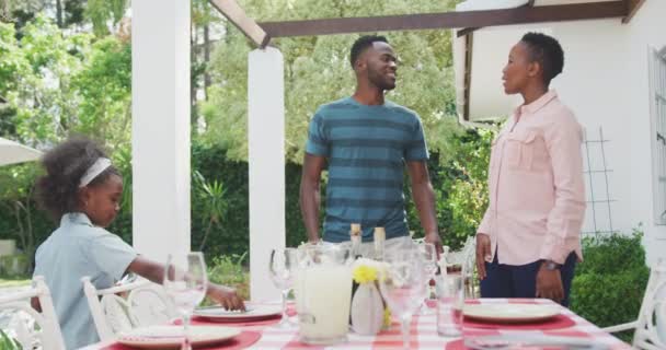 Vista Laterale Una Famiglia Afroamericana Che Diverte Giardino Apparecchiando Tavola — Video Stock