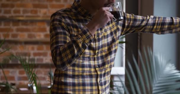 Widok Przodu Mieszanego Człowieka Rasy Cieszącego Się Czasem Domu Pijącego — Wideo stockowe