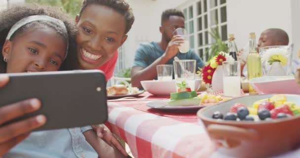 Vista Laterale Una Famiglia Multietnica Che Buon Tempo Insieme Seduta — Video Stock