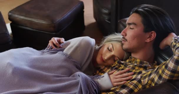 一个异族通婚的男人和一个白人女人在一起享受家里的时光 躺在客厅的沙发上 小睡片刻 — 图库视频影像