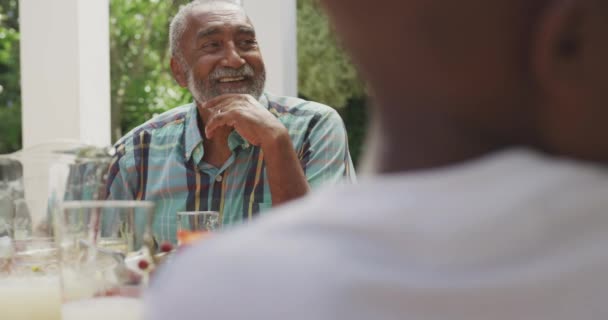 Lebih Dari Pandangan Bahu Dari Seorang Pria Ras Campuran Senior — Stok Video