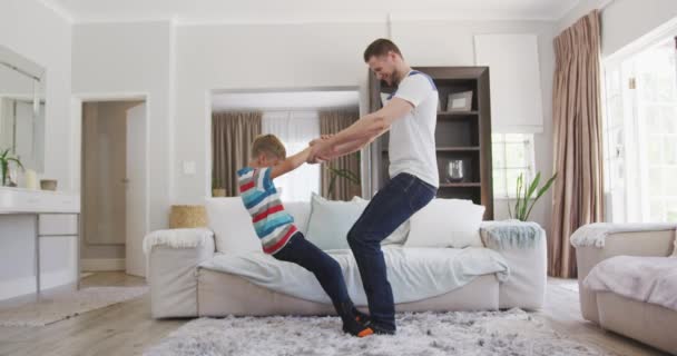 Vista Lateral Hombre Caucásico Disfrutando Tiempo Apartamento Bailando Con Hijo — Vídeo de stock