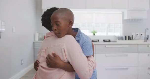 Visão Traseira Uma Mulher Afro Americana Aproveitando Seu Tempo Apartamento — Vídeo de Stock