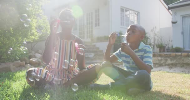 Вид Спереди Афроамериканку Мальчика Наслаждающихся Временем Саду Сидящих Земле Пускающих — стоковое видео