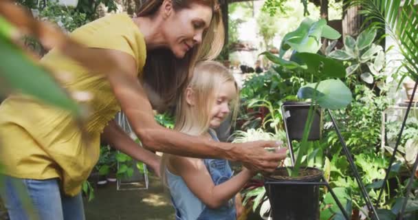 Sidovy Över Vit Kvinna Och Hennes Dotter Njuter Tiden Tillsammans — Stockvideo