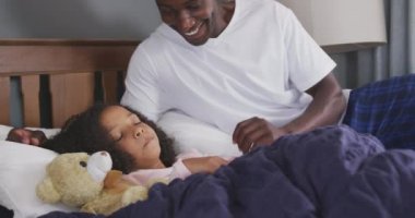 Afrika kökenli Amerikalı bir adam ve melez kızı evde birlikte vakit geçiriyorlar. Bir adam yatakta oturuyor, kızını uyandırıyor, yavaş çekimde onu gıdıklıyor.