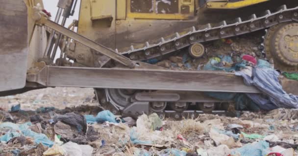 Oldalnézet Közeli Kép Jármű Dolgozik Ürítése Szemetet Halmozott Egy Szeméttelepen — Stock videók