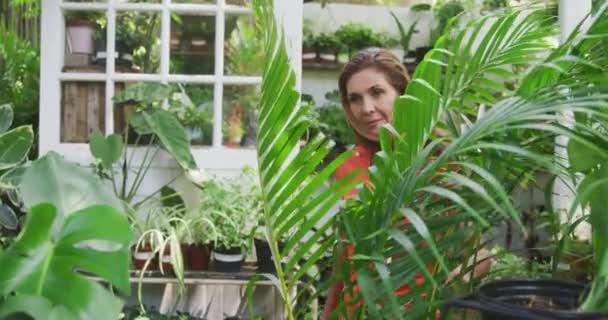 Vooraanzicht Van Een Blanke Vrouw Met Lang Bruin Haar Draagt — Stockvideo