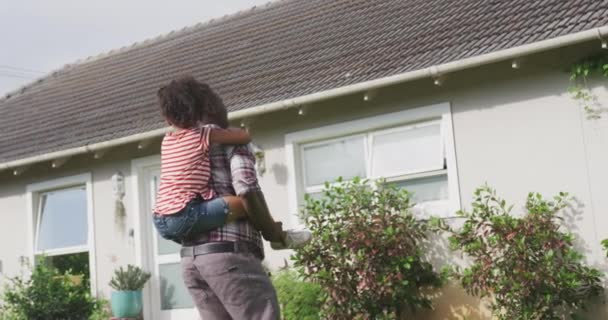 Vista Frontal Hombre Afroamericano Hija Raza Mixta Disfrutando Del Tiempo — Vídeo de stock