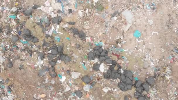 无人机拍摄的车辆工作 清理和运送垃圾堆放在垃圾填埋场 废物处置的全球环境问题 — 图库视频影像