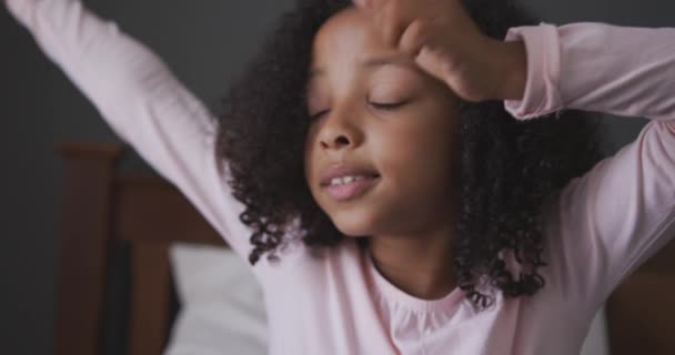 Вид Спереди Девушку Смешанной Расы Наслаждающуюся Временем Дома Просыпающуюся Сидящую — стоковое видео