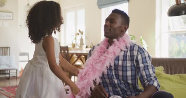 Afro Amerikalı Bir Adam Melez Kızının Evde Birlikte Vakit Geçirmesini — Stok video