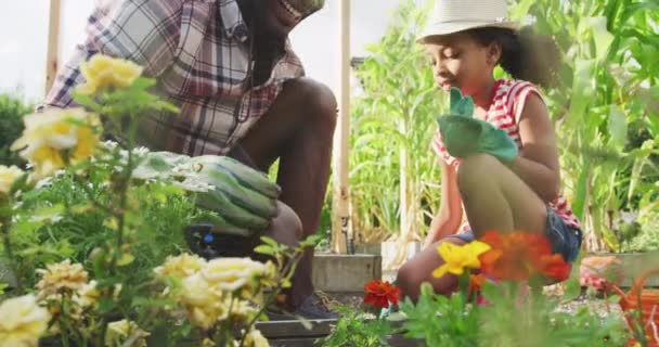 一个非裔美国人和他的混血女儿一起在花园里享受时光 慢动作 — 图库视频影像