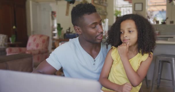 Framsidan Afroamerikansk Man Och Hans Blandade Ras Dotter Njuter Tiden — Stockvideo