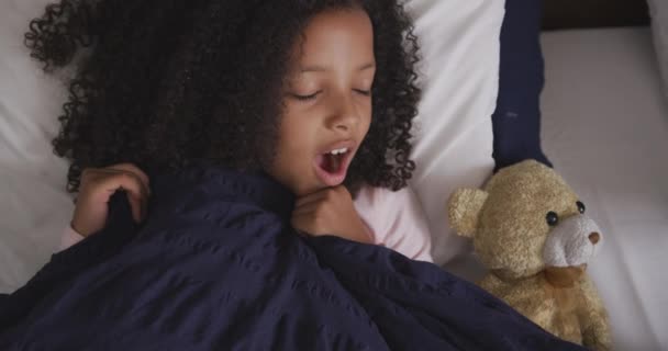 침대에 동작으로 자신을 집에서 시간을 즐기는 소녀의 — 비디오