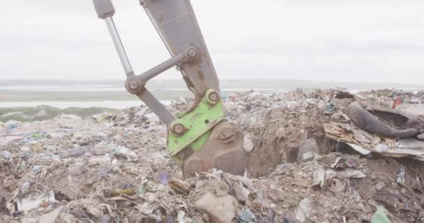 Side View Close Digger Working Clearing Rubbish Piled Landfill Full — Stock Video