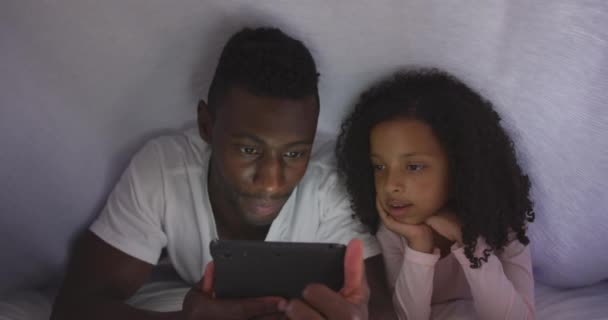 Vista Frontal Hombre Afroamericano Hija Raza Mixta Disfrutando Del Tiempo — Vídeo de stock