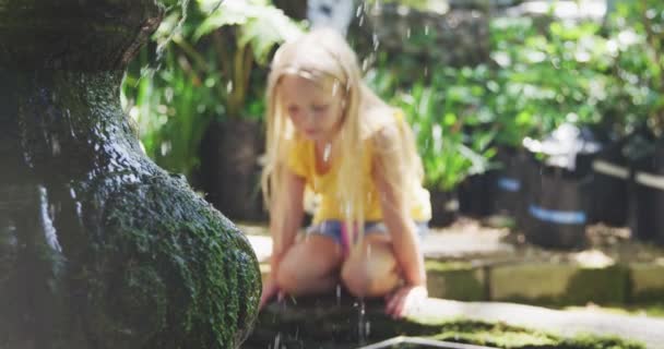 Framifrån Vit Flicka Med Långt Blont Hår Utforska Solig Trädgård — Stockvideo
