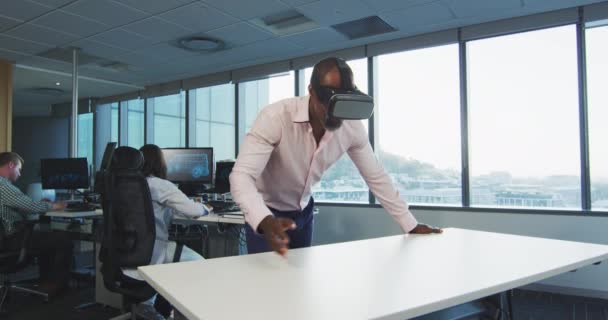 Vista Frontal Empresário Afro Americano Trabalhando Escritório Moderno Usando Headset — Vídeo de Stock