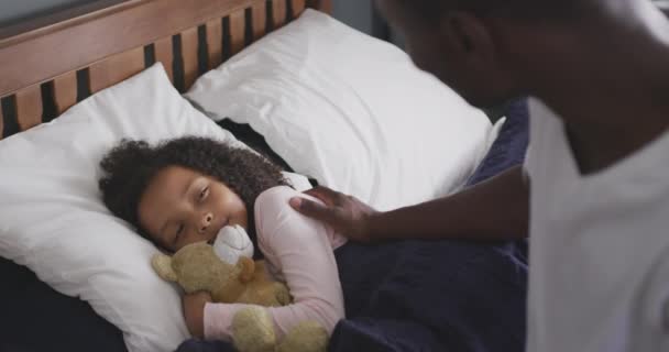 アフリカ系アメリカ人の男と彼の混合人種の娘の側のビュー一緒に家で時間を楽しんで 男はベッドの上に座っている 彼の娘を目覚め スローモーションで — ストック動画