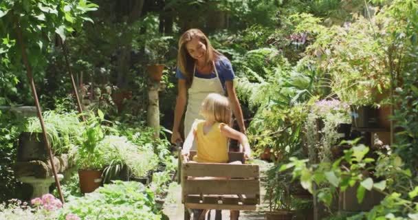 Kafkasyalı Bir Kadının Önlük Giydiği Kızının Güneşli Bir Bahçede Eğlendiği — Stok video