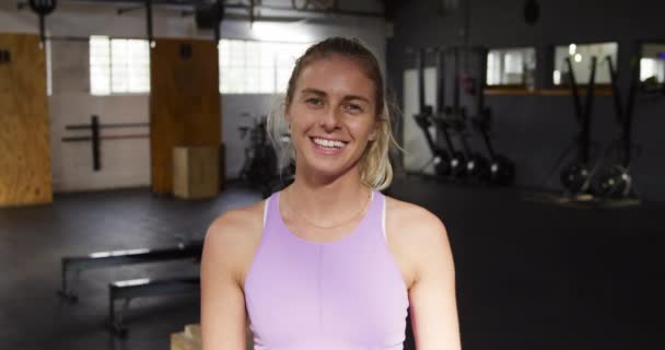 Portret Atrakcyjnej Szczęśliwej Wysportowanej Białej Kobiety Blond Włosami Treningu Krzyżowym — Wideo stockowe