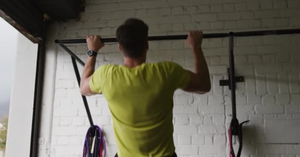 Bakifrån Atletisk Vit Man Klädd Sportkläder Cross Training Ett Gym — Stockvideo