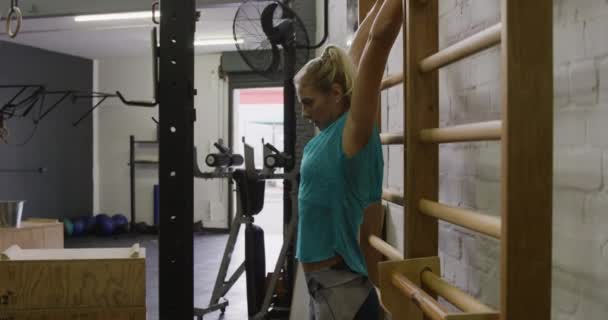 Вид Сбоку Атлетичной Белой Женщины Спортивной Одежде Тренирующейся Спортзале Проверяющей — стоковое видео