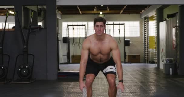 Vooraanzicht Van Een Shirtloze Atletische Blanke Man Die Sportkleding Draagt — Stockvideo