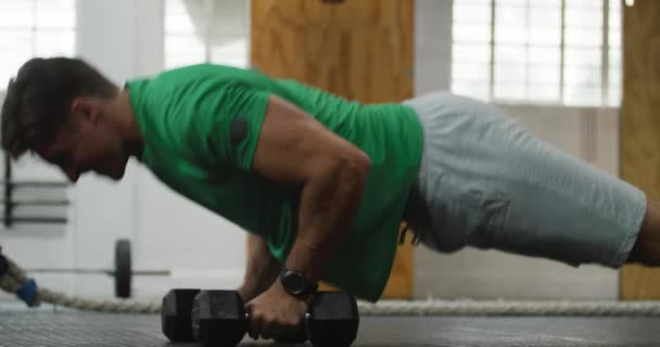 Seitenansicht Eines Athletischen Kaukasischen Mannes Sportkleidung Beim Crosstraining Einem Fitnessstudio — Stockvideo