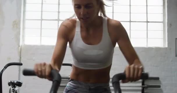 Front View Close Athletic Caucasian Woman Wearing Sports Clothes Cross — Stock video