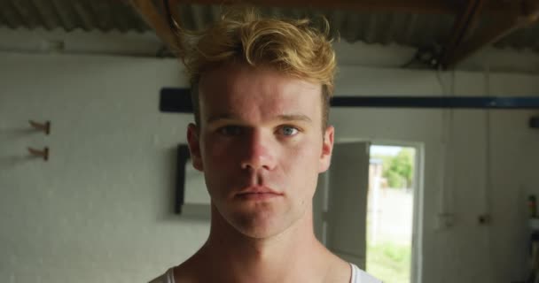 Portret Van Een Zelfverzekerde Blanke Mannelijke Roeier Een Boothuis Kijkend — Stockvideo